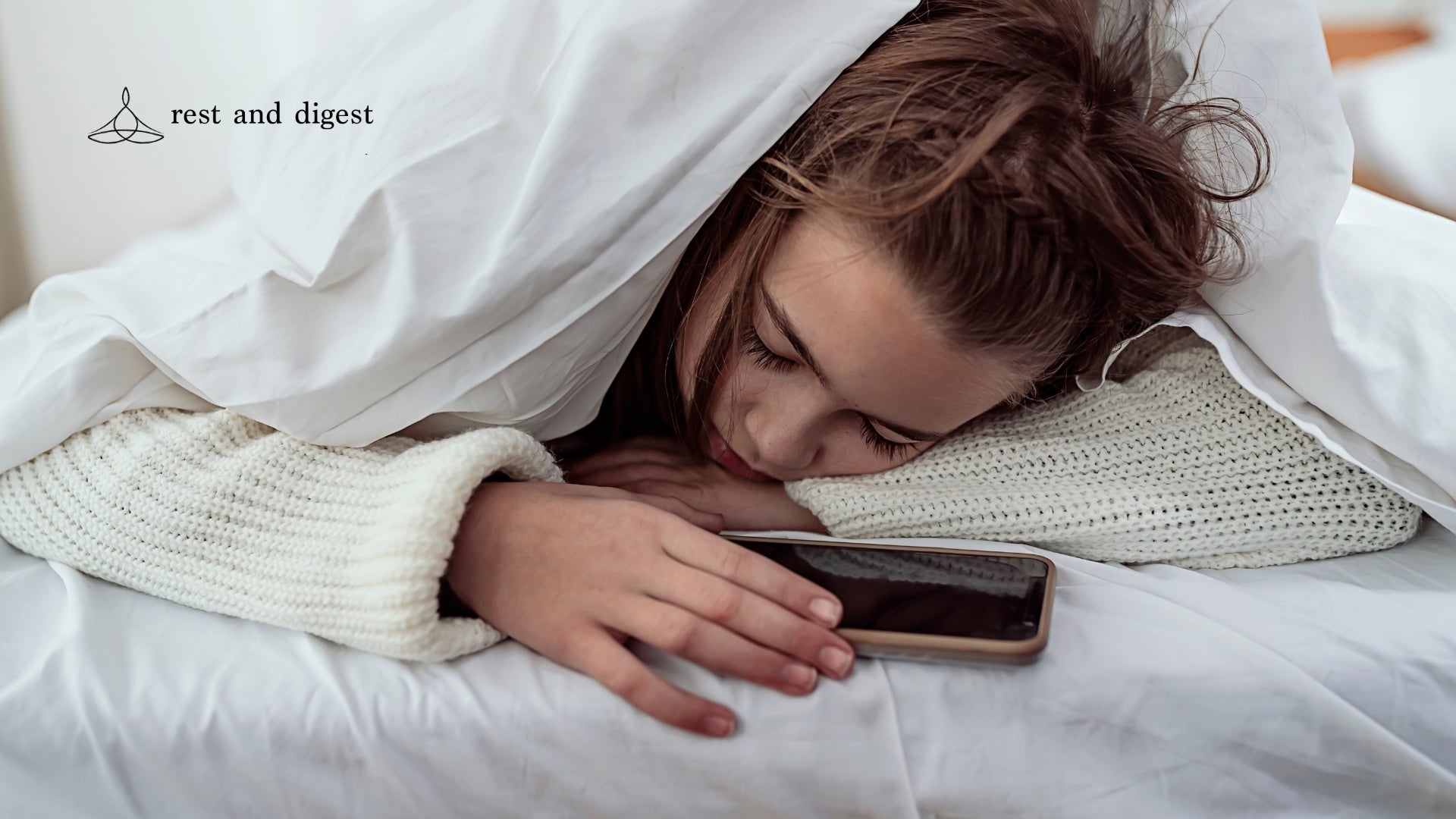 Digital Detox: Why It’s Time To Kick Your Phone Out Of The Bedroom