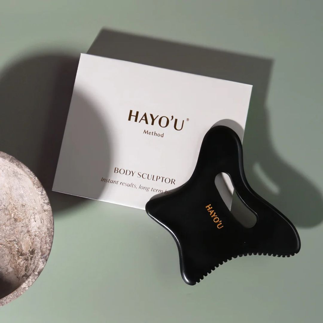 hayo'u sculptor with card